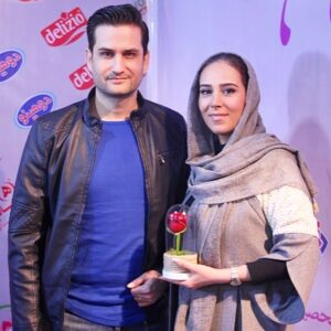 Elham Jafarnezhad Instagram - یک روز بی نظیر سرشار از عشق
در بازارچه خیریه باز باران 
عکس ها رو لطفا ورق بزنید ----------------------------------------------------------------------
پ.ن:سومین و آخرین روز بازارچه خیریه باز باران 
مصادف شد امسال با روز زن،روز مادر...
گلی که در عکس ها در دستان من هست و شباهت به گل محبوب ِ شازده کوچولو داره رو با عشق تمام برای بانو پوری بنایی عزیزم گرفتم و به سمت خیریه رفتم...
در بدو ورودم حسابی سورپریز شدم از دیدن 
دوست و همکار بسیار عزیزم آقای #پویا_امینی،سالها پیش سریالی رو بازی می کردم (خورشید و ماه) که ایشون نقش جوانی های پدر بزرگ من رو بازی کرده بودند و دو،سه سال پیش هم در تاتر (#کابوس_ شب_ نیمه_ آذر )من نقش مادر پویا جان رو بازی کردم! (البته با گریم سنگین) و خیلی با نمک بود که تا همو دیدیم گفت:مادر روزت مبارک و بازدید ما از بازارچه و در کنار عزیزان بودن با کلی خنده شروع شد،بخاطر اصالت،پاکی،و ادب و همکاری های خوبمون به شدت برای من عزیز و قابل احترامه...
بانو #پوری_بنایی عزیزم رو در آغوش گرفتم و گل اشون رو با تبریک تقدیمشون کردم و خیلی خوشحال شدم از حضور جناب #امیر_حسین_قهرایی کارگردانی که با کارهای نوستالژیک اشون کلی خاطره در کودکی مون ساختیم
سریال #علی_کوچولو ،سریال #چاق_لاغر و البته بعدها با #دوربین_مخفی هایی که ساختند و دیدیم کلی همه ما رو خندوندند...
و جناب هومن جوادی ورزشکار محترم ...
خیلی خوشحالم که برای چندمین بار امسال هم در آخرین روزهای سال افتخار حضور در موسسه زینب کبری رو داشتم و یک دنیا عشق گرفتم
در کنار تک تک کسانی که با عشق و مهربانی برای انجام کار خیر آنجا بودند❤
عکاسان عزیز خانم ها:مرضیه کارآمد و نگار پور بحری