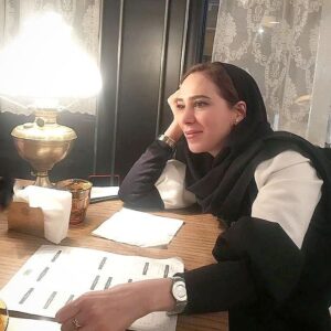 Elham Jafarnezhad Instagram - اسفند که عاشق شوی
سال را با بوسه تحویل می کنی
حتی اگر سال نو
نیمه شب از راه برسد

شاید تلفنت
عاشقانه تر از همیشه زنگ بزند

کسی با یک سلام
قبل از سپیدهء سال بعد
دیوانه ات کند

اسفند که عاشق شوی
تمام دروغ ها را باور می کنی
و دلت غنج می زند  می دانم که در روزهای آخر سال
دسته کلیدت را گم می کنی
گوشی ات را جا می گذاری
و احساس می کنی که کسی
با لحن عاشقانه من
صدایت می زند

تو عاشقم بودی
در اسفندی که هرگز
از تقویمت پاک نمی شود.

#نیلوفر_لاری_پور 
#عکس_بی_هوا
📷پروین جان
@niloufarlaripour
#الهام_جعفرنژاد 
#چمعه #اسفند #عاشقی #اصالت👑