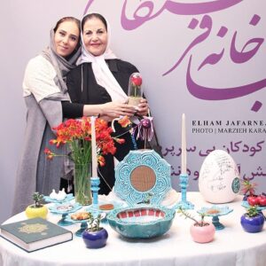 Elham Jafarnezhad Instagram - یک روز بی نظیر سرشار از عشق
در بازارچه خیریه باز باران 
عکس ها رو لطفا ورق بزنید ----------------------------------------------------------------------
پ.ن:سومین و آخرین روز بازارچه خیریه باز باران 
مصادف شد امسال با روز زن،روز مادر...
گلی که در عکس ها در دستان من هست و شباهت به گل محبوب ِ شازده کوچولو داره رو با عشق تمام برای بانو پوری بنایی عزیزم گرفتم و به سمت خیریه رفتم...
در بدو ورودم حسابی سورپریز شدم از دیدن 
دوست و همکار بسیار عزیزم آقای #پویا_امینی،سالها پیش سریالی رو بازی می کردم (خورشید و ماه) که ایشون نقش جوانی های پدر بزرگ من رو بازی کرده بودند و دو،سه سال پیش هم در تاتر (#کابوس_ شب_ نیمه_ آذر )من نقش مادر پویا جان رو بازی کردم! (البته با گریم سنگین) و خیلی با نمک بود که تا همو دیدیم گفت:مادر روزت مبارک و بازدید ما از بازارچه و در کنار عزیزان بودن با کلی خنده شروع شد،بخاطر اصالت،پاکی،و ادب و همکاری های خوبمون به شدت برای من عزیز و قابل احترامه...
بانو #پوری_بنایی عزیزم رو در آغوش گرفتم و گل اشون رو با تبریک تقدیمشون کردم و خیلی خوشحال شدم از حضور جناب #امیر_حسین_قهرایی کارگردانی که با کارهای نوستالژیک اشون کلی خاطره در کودکی مون ساختیم
سریال #علی_کوچولو ،سریال #چاق_لاغر و البته بعدها با #دوربین_مخفی هایی که ساختند و دیدیم کلی همه ما رو خندوندند...
و جناب هومن جوادی ورزشکار محترم ...
خیلی خوشحالم که برای چندمین بار امسال هم در آخرین روزهای سال افتخار حضور در موسسه زینب کبری رو داشتم و یک دنیا عشق گرفتم
در کنار تک تک کسانی که با عشق و مهربانی برای انجام کار خیر آنجا بودند❤
عکاسان عزیز خانم ها:مرضیه کارآمد و نگار پور بحری