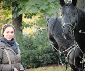 Elham Jafarnezhad Instagram - خوش برانیم جهان در نظر راهروان

فکر اسب سیه و زین مغرق نکنیم

آسمان کشتی ارباب هنر می‌شکند

تکیه آن به که بر این بحر معلق نکنیم
#حضرت_حافظ 
پ.ن: ایشون بد جوری لنز رو
 می شناخت ! و مثل من عاشق عکاسی بود...
اما اوشون عکس گریز بود و از هر چی لنزه فراری 😉
#الهام_جعفرنژاد 
#عکس #عکاسی #اسب #لنز
#بدون_میکاپ