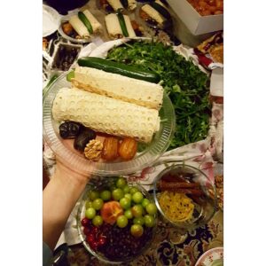 Elham Jafarnezhad Instagram - خدا رو شاکرم بابت ماهی که گذشت
اولین شب ماه رمضان با اتفاقی بی نهایت خاص مبارک شروع شد و بسیار خوشحالم که تونستم مبارک هم تمومش کنم...
مبارک بود چون از دلم و روحم که عاشقانه در این ماه زیست راضی ام و از وجدانم که نسبت به همنوعانش بی تفاوت نبود...
شب تولدم برای حمایت از کودکان کارتن خواب و بیماران اعتیاد به موسسه طلوع بی نشان ها رفتم و در کنار کودکان بهبود یافته بودم،کنار زنان و مردان قهرمانی که تونسته بودند با یاری خداوند و اراده فولادین خودشون به اعتیاد نه بگن و به جامعه برگردند،کودکان مظلوم،دخترای زیبا و پسران شیطونی که حالا می خواستند دوباره کودکی کنند،تعدادی شون در فیلمی به کارگردانی آقای محمد کارت بازی کرده بودند که افتخار تقدیم لوح تقدیرشون رو داشتم.
🌒در قلکی به شکل خانه،با آرزوی اینکه هیچ کارتن خوابی در ایران و هیچ کجا وجود نداشته باشه پول جمع می کردم،با عشق امسال بردم و تقدیم طلوع بی نشان ها کردم...
🌒شبی دیگر با گل پسر نازنین بازیگر خلاق و بسیار باهوش و مهربان محمد شاکری عزیزم که حتما بازی جذابش رو در تاتر الیورتوییست به یاد دارید،برای حمایت از کودکان مبتلا به بیماری دیستروفی رفتیم،تا بهشون بگیم در کنارشون هستیم 
امیدوارم با کمک هایی که اون شب جمع شد بتونن موسسه ای رو مخصوص این بیماران به زودی تاسیس کنند...محمد عزیزم با وجود سن کمش روح بزرگی داره و خودش داوطلبانه برای کمک همراهم آمد...محمد جانم ازت یک دنیا ممنونم بخاطر مهربونیت و بخاطر کادوی تولدی که برام آوردی،خیلی برام ارزشمنده❤
🌒با یاری خداوند مهربان دو روز و دو شب با کمک فرشتگان مهربان تونستیم صد و ده بشقاب مهربانی آماده کنیم و نصفه شب ها بین رفتگران شهرمون تهران پخش کنیم...وااااااای که چه حس و حال زیبایی بود و لبخندشون تمام خستگی هامو در کرد...رفتار تک تک اشون پر از درس بود...چقدر چقدر چقدر آدم حسابی بودند،چقدر انسان،چقدر چشم و دل سیر...
🌟🌟🌟خیلی هاشون اگر سیر بودند یا غذا داشتند تشکر می کردند اما نمی گرفتند و می گفتند غذا داریم...یعنی آدم واقعا حیرت می کرد از اون همه بی نیازی و چشم و دل سیری...
💫عید رو به همه اتون تبریک می گم،امیدوارم ماهتون عاشقانه و پر مهر گذشته باشه و اگر خودتون هم مهر دریافت نکردید،تونسته باشید با دلی دریایی به همنوعانتون مهر بورزید...باشد که کائنات هزاران هزار برابر خیر،برکت و عشق بهتون برگردونه.
💌#ماه_عسل #ماه_عشق #ماه_رمضان #ماه_مهربانی #ماه_خرداد #مبارک 
#عشق #مهربانی #کودکان_کارتن_خواب 
#بیماران_اعتیاد #رفتگران #چشم_و_دل_سیر #بیماران_دیستروفی 
#بشقاب_مهربانی
