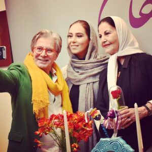 Elham Jafarnezhad Instagram - یک روز بی نظیر سرشار از عشق
در بازارچه خیریه باز باران 
عکس ها رو لطفا ورق بزنید ----------------------------------------------------------------------
پ.ن:سومین و آخرین روز بازارچه خیریه باز باران 
مصادف شد امسال با روز زن،روز مادر...
گلی که در عکس ها در دستان من هست و شباهت به گل محبوب ِ شازده کوچولو داره رو با عشق تمام برای بانو پوری بنایی عزیزم گرفتم و به سمت خیریه رفتم...
در بدو ورودم حسابی سورپریز شدم از دیدن 
دوست و همکار بسیار عزیزم آقای #پویا_امینی،سالها پیش سریالی رو بازی می کردم (خورشید و ماه) که ایشون نقش جوانی های پدر بزرگ من رو بازی کرده بودند و دو،سه سال پیش هم در تاتر (#کابوس_ شب_ نیمه_ آذر )من نقش مادر پویا جان رو بازی کردم! (البته با گریم سنگین) و خیلی با نمک بود که تا همو دیدیم گفت:مادر روزت مبارک و بازدید ما از بازارچه و در کنار عزیزان بودن با کلی خنده شروع شد،بخاطر اصالت،پاکی،و ادب و همکاری های خوبمون به شدت برای من عزیز و قابل احترامه...
بانو #پوری_بنایی عزیزم رو در آغوش گرفتم و گل اشون رو با تبریک تقدیمشون کردم و خیلی خوشحال شدم از حضور جناب #امیر_حسین_قهرایی کارگردانی که با کارهای نوستالژیک اشون کلی خاطره در کودکی مون ساختیم
سریال #علی_کوچولو ،سریال #چاق_لاغر و البته بعدها با #دوربین_مخفی هایی که ساختند و دیدیم کلی همه ما رو خندوندند...
و جناب هومن جوادی ورزشکار محترم ...
خیلی خوشحالم که برای چندمین بار امسال هم در آخرین روزهای سال افتخار حضور در موسسه زینب کبری رو داشتم و یک دنیا عشق گرفتم
در کنار تک تک کسانی که با عشق و مهربانی برای انجام کار خیر آنجا بودند❤
عکاسان عزیز خانم ها:مرضیه کارآمد و نگار پور بحری