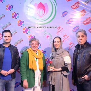 Elham Jafarnezhad Instagram - یک روز بی نظیر سرشار از عشق
در بازارچه خیریه باز باران 
عکس ها رو لطفا ورق بزنید ----------------------------------------------------------------------
پ.ن:سومین و آخرین روز بازارچه خیریه باز باران 
مصادف شد امسال با روز زن،روز مادر...
گلی که در عکس ها در دستان من هست و شباهت به گل محبوب ِ شازده کوچولو داره رو با عشق تمام برای بانو پوری بنایی عزیزم گرفتم و به سمت خیریه رفتم...
در بدو ورودم حسابی سورپریز شدم از دیدن 
دوست و همکار بسیار عزیزم آقای #پویا_امینی،سالها پیش سریالی رو بازی می کردم (خورشید و ماه) که ایشون نقش جوانی های پدر بزرگ من رو بازی کرده بودند و دو،سه سال پیش هم در تاتر (#کابوس_ شب_ نیمه_ آذر )من نقش مادر پویا جان رو بازی کردم! (البته با گریم سنگین) و خیلی با نمک بود که تا همو دیدیم گفت:مادر روزت مبارک و بازدید ما از بازارچه و در کنار عزیزان بودن با کلی خنده شروع شد،بخاطر اصالت،پاکی،و ادب و همکاری های خوبمون به شدت برای من عزیز و قابل احترامه...
بانو #پوری_بنایی عزیزم رو در آغوش گرفتم و گل اشون رو با تبریک تقدیمشون کردم و خیلی خوشحال شدم از حضور جناب #امیر_حسین_قهرایی کارگردانی که با کارهای نوستالژیک اشون کلی خاطره در کودکی مون ساختیم
سریال #علی_کوچولو ،سریال #چاق_لاغر و البته بعدها با #دوربین_مخفی هایی که ساختند و دیدیم کلی همه ما رو خندوندند...
و جناب هومن جوادی ورزشکار محترم ...
خیلی خوشحالم که برای چندمین بار امسال هم در آخرین روزهای سال افتخار حضور در موسسه زینب کبری رو داشتم و یک دنیا عشق گرفتم
در کنار تک تک کسانی که با عشق و مهربانی برای انجام کار خیر آنجا بودند❤
عکاسان عزیز خانم ها:مرضیه کارآمد و نگار پور بحری