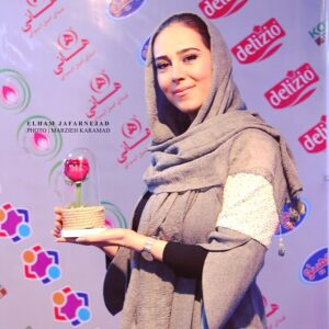 Elham Jafarnezhad Instagram - یک روز بی نظیر سرشار از عشق
در بازارچه خیریه باز باران 
عکس ها رو لطفا ورق بزنید ----------------------------------------------------------------------
پ.ن:سومین و آخرین روز بازارچه خیریه باز باران 
مصادف شد امسال با روز زن،روز مادر...
گلی که در عکس ها در دستان من هست و شباهت به گل محبوب ِ شازده کوچولو داره رو با عشق تمام برای بانو پوری بنایی عزیزم گرفتم و به سمت خیریه رفتم...
در بدو ورودم حسابی سورپریز شدم از دیدن 
دوست و همکار بسیار عزیزم آقای #پویا_امینی،سالها پیش سریالی رو بازی می کردم (خورشید و ماه) که ایشون نقش جوانی های پدر بزرگ من رو بازی کرده بودند و دو،سه سال پیش هم در تاتر (#کابوس_ شب_ نیمه_ آذر )من نقش مادر پویا جان رو بازی کردم! (البته با گریم سنگین) و خیلی با نمک بود که تا همو دیدیم گفت:مادر روزت مبارک و بازدید ما از بازارچه و در کنار عزیزان بودن با کلی خنده شروع شد،بخاطر اصالت،پاکی،و ادب و همکاری های خوبمون به شدت برای من عزیز و قابل احترامه...
بانو #پوری_بنایی عزیزم رو در آغوش گرفتم و گل اشون رو با تبریک تقدیمشون کردم و خیلی خوشحال شدم از حضور جناب #امیر_حسین_قهرایی کارگردانی که با کارهای نوستالژیک اشون کلی خاطره در کودکی مون ساختیم
سریال #علی_کوچولو ،سریال #چاق_لاغر و البته بعدها با #دوربین_مخفی هایی که ساختند و دیدیم کلی همه ما رو خندوندند...
و جناب هومن جوادی ورزشکار محترم ...
خیلی خوشحالم که برای چندمین بار امسال هم در آخرین روزهای سال افتخار حضور در موسسه زینب کبری رو داشتم و یک دنیا عشق گرفتم
در کنار تک تک کسانی که با عشق و مهربانی برای انجام کار خیر آنجا بودند❤
عکاسان عزیز خانم ها:مرضیه کارآمد و نگار پور بحری