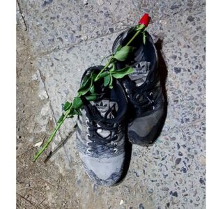 Elham Jafarnezhad Instagram - ⭕ورق بزنید
#دهم_اکتبر 
#روز_جهانی_کارتن_خواب ها
اگه از من بپرسید چی بیشتر از هر چیزی تو رو ناراحت و غمگین می کنه؟
جواب می دم:دیدن کارتن خواب ها،بی خانمان ها و بیماران اعتیاد
که متاسفانه،متاسفانه،متاسفانه...
هر روز هم داره به تعداد کودکان،زنان و مردان کارتن خواب اضافه میشه...
چی فجیع تر،غم انگیز تر و بدتر از اینکه یک نفر تا کمر بخاطر یک لقمه نان خم شده باشه داخل سطل زباله و بین آشغالهای دیگران دنبال روزیش بگرده؟!!!!!
حتما اون شخص هم تا مدتی قبل جور دیگه ای 
به دنبال روزیش بوده و از روز ازل به این شکل و در این وضع گرفتار نبوده...
------------------------------------------------------- پ.ن:چهارشنبه،نیمه های شب با چند دوست بسیار مهربون و همیار و  همراه 
به میان اشون رفتیم ...
تعدادی از این مهربانان کار خیلی زیبایی کرده بودند...هر کدام تعدادی کفش خریده بودند و به اونهایی که نیاز داشتند کفش نو،همراه با شاخه ای گل هدیه می دادند...
برق شادی چشمان بعضی از اونها تا همیشه در ذهنم خواهد ماند...
میزان قدر دانی شون دل ِ آدم رو آب می کرد...
مطمئنم اون برق شادی چشم ها بخاطر کفش های نو نبود،بخاطر این بود که کنارشون رفتیم،دیدیمشون...
بدون هیچ حرفی فقط با لبخند و نگاه با دل هاشون حرف زدیم ...
تا بدونن فراموششون نکردیم،تا بدونن ازشون متنفر نیستیم و منتظریم تا به آغوش جامعه و خانواده اشون برگردند...
من همیشه در یک فرد مسن و پیر،فردی جوان رو تصور می کنم،در فردی بیمار،شخصی سلامت رو می بینم و در یک کارتن خواب ِ زباله گرده مبتلا به اعتیاد 
فردی سالم،تمیز و متشخص رو می بینم که روزی برای خودش سری در سرها داشته...
نیاز دارند دیده بشن،بهشون توجه بشه و بی تفاوت از کنارشون رد نشیم...
درسته چهره شهر رو خیلی غیر خوشایند کردند،اما قطعا خوشایند خودشون هم نیست.
همینکه با نفرت نگاهشون نکنیم و نسبت به درشون بی تفاوت نباشیم 
نور امید به قلبشون می تابه تا انگیزه پیدا کنند برای بازگشت 
برای سلامت زندگی کردن. 
خیلیییییییی ممنونم از خیرینی که کمک کرده بودند برای خرید چند جفت کفش و سپاس فراواااااااان از بچه های همیار که اونا رو تهیه کرده بودن.
به امید روزی که هیچ کارتن خوابی در جهان و بخصوص در کشورمون ایران نباشه. 
آمین🙏❤