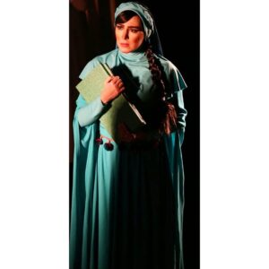 Elham Jafarnezhad Instagram - تاتر یعنی عاشقی کردن بر روی صحنه 
روز جهانی تاتر رو به عاشقان تاتر تبریک می گم 🎭
🔴عکس ها رو ورق بزنید
#من_عاشق_تاترم 
#الهام_جعفرنژاد 
#بازیگر_تاتر
#نمایش_سهروردی 
#تالار_وحدت 
#۱۳۹۶