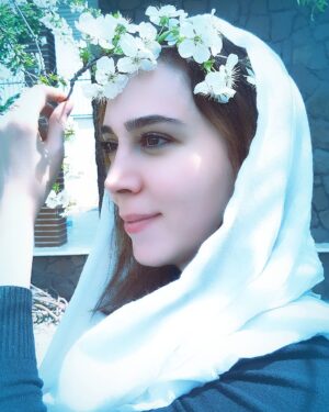 Elham Jafarnezhad Instagram - ‍ هر آدمی در زندگی خود هیچ سود و سعادتی را همانندِ آن نتواند یافت که
"دوست بدارد و دوستش بدارند"
نگهبانی نیرومندتر از عشق وجود ندارد.
-------------------------------------------------------
پ.ن:از سیزدهم فروردین تا الان دیگه پستی نذاشتم،پر کشیدن استاد و همکار عزیزم جناب #بهرام_زند دل و دماغ پست گذاشتن رو ازم گرفت،حتی به یادشون می خواستم پست تسلیت بذارم اما بازم غمگین بودم و نتونستم،روحشون شاد و در آرامش
یاد و صدای بی نظیرشون تا همیشه در دل و خاطرمان زنده خواهد بود.
از عکس ها و فیلم هایی که با همکاری ایشون دوبله کردم 
در پست های قبلی هست و مجدد هم براتون خواهم گذاشت.
❤خوش آمد می گم به دوستان و همراهان محترمی که در این مدت تازه با این صفحه همراه شدند.
ممنون از تمام کسانی که با پیام و کامنت هاشون ابراز دلتنگی می کردند برای پست جدید.
قدر دان مهر شمام.
#سیزده_بدر 
#من_عاشق_شکوفه_هام 
#الهام_جعفرنژاد 
#شکوفه_های_زرد_آلو 
#عشق #سادگی