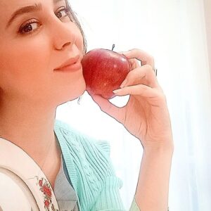 Elham Jafarnezhad Instagram - به انگشت نخی خواهم بست
تا فراموش نگردد فردا
زندگی شیرین است،زندگی باید کرد
بذر امید بکارم در دل
لحظه را در یابم
من به بازار محبت بروم
مهربانی خودم عرضه کنم
یک بغل عشق از آنجا بخرم
بنشینم دم در
چشم بر کوچه بدوزم با شوق
تا که شاید برسد همسفری
ببرد این دل مارا با خود
_____________
نوروز ۱۴۰۰ مبارک 
امیدوارم سال بهتری برای همه امون باشه 
اگر کمی با خودمون،اطرافیانمون،همنوعانمون،طبیعت و حیوانات مهربان‌تر باشیم و هوای حال دل ِ همو بیشتر داشته باشیم،می تونیم سال بهتری رو برای هم بسازیم 
تبریک ویژه به تمام مهربانان کادر پزشکی و درمان آرزو
 می کنم تاج سلامتی بر سر تمام مردم ایران بدرخشه

♥️حال دلتون خوش♥️
#نوروز۱۴۰۰ 
#الهام #الهام_جعفرنژاد
🌼🧿💕