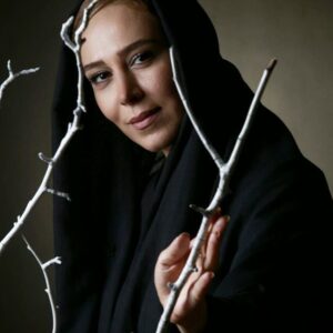 Elham Jafarnezhad Instagram - عشق
عجیب‌تر از آن است که
در یک زن خلاصه شود
و زن
غریب‌تر از آن
که در یک عشق شناخته شود

#افشین یداللهی
#زنده_یاد_دکتر_افشین_یداللهی --------------------------------------------------
پ.ن:چند روزی نتونستم پست بذارم...
گوشیم تقریبا از دست رفته بود و امکانش نبود...
جز گوشی حال عجیب این روزاست...
انگار زمان کش دار شده 
دلم می خواد زودتر عید بیاد 
زودتر بهار برگرده ...
دلم گرفته از شاخه های خشک اینروزا...
دلم شکوفه می خواد.
عکاس هنرمند:جناب امیر خدامی