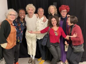 Eliana Guttman Instagram - Só gente fina, elegante e sincera. “A Última Entrevista de MariliaGabriela” num teatro mega fofo. Tudo impecável, luz, trilha, cenário, figurino lindo do Theo, tudo. Ri, chorei. Vi um espetáculo imperdível.
Minha amada @gabi_mariliagabriela arrebenta.