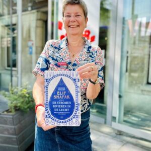 Elif Şafak Instagram - Finally it is here! Today is publication day!! I put my heart and my soul into this novel #thereareriversinthesky Thank you so much for sharing these beautiful photos with me. I have added a photo of mine at the back from this morning's book signing at @hatchardspiccadilly My heartfelt thanks to readers of all backgrounds, my deepest gratitude to booksellers and my huge loving thanks to the brilliant people at @vikingbooksuk @aaknopf @penguinukbooks @curtisbrowncreative #newbookrelease #newbooksmell #fictionbooks #fictionwriter #readwithus #bookclubreads #fictionmatters #amhimmeldieflüsse #worldliterature #bookworld #womenwhowrite #writersuniverse 📚📚📚 Bugün çıktı yeni roman, bugün kitapçılarda!