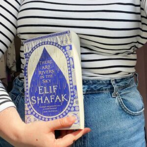 Elif Şafak Instagram - Finally it is here! Today is publication day!! I put my heart and my soul into this novel #thereareriversinthesky Thank you so much for sharing these beautiful photos with me. I have added a photo of mine at the back from this morning's book signing at @hatchardspiccadilly My heartfelt thanks to readers of all backgrounds, my deepest gratitude to booksellers and my huge loving thanks to the brilliant people at @vikingbooksuk @aaknopf @penguinukbooks @curtisbrowncreative #newbookrelease #newbooksmell #fictionbooks #fictionwriter #readwithus #bookclubreads #fictionmatters #amhimmeldieflüsse #worldliterature #bookworld #womenwhowrite #writersuniverse 📚📚📚 Bugün çıktı yeni roman, bugün kitapçılarda!