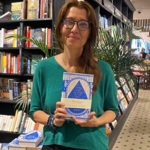 Elif Şafak Instagram - Finally it is here! Today is publication day!! I put my heart and my soul into this novel #thereareriversinthesky Thank you so much for sharing these beautiful photos with me. I have added a photo of mine at the back from this morning's book signing at @hatchardspiccadilly My heartfelt thanks to readers of all backgrounds, my deepest gratitude to booksellers and my huge loving thanks to the brilliant people at @vikingbooksuk @aaknopf @penguinukbooks @curtisbrowncreative #newbookrelease #newbooksmell #fictionbooks #fictionwriter #readwithus #bookclubreads #fictionmatters #amhimmeldieflüsse #worldliterature #bookworld #womenwhowrite #writersuniverse 📚📚📚 Bugün çıktı yeni roman, bugün kitapçılarda!