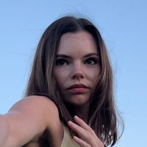 Eline Powell Instagram - NOBODY.MESSES.WITH.THE.BÉBÉ.
From maiden to mother to madness and back 
Love to all mamas who love and protect and go crazy from it sometimes. I honour you and the wild love we hold within x
MOSQUITO MAMA 
😂🤜😂 #MosquitoMama #seriouslyhowlongisthatsongthough #training #bostaff #BiteBackBattles #MamaVibes #MothersDayMischief #TinyBiteBigRevenge #HumorousHeroics #MosquitoMarauder #ItchyJustice