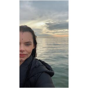 Eline Powell Instagram - Alrighty rumba NEW ep of @siren tonight and it’s 😱🤭written by amazing Heather Thomason and directed by wonderful @onebolafun  #whoswatching