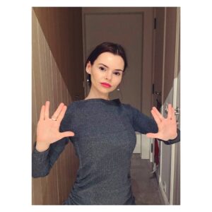 Eline Powell Instagram - Live long and prosper y’all ! PEACE 2020