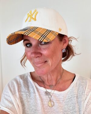Elisa Donovan Instagram - 😍 Are you kidding me with these @yankees @clueless hats?!?! Thank you @47 for bringing two beloved parts of my life together 🥰😂 PS yes I have a sunburn #sunburnt #kismet #someta #clueless #yankees #fbf
