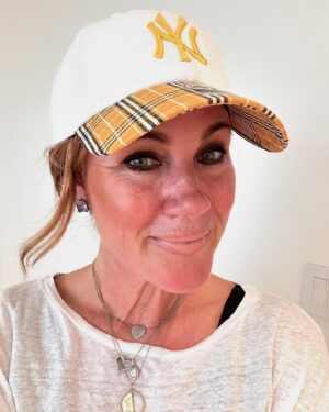 Elisa Donovan Instagram - 😍 Are you kidding me with these @yankees @clueless hats?!?! Thank you @47 for bringing two beloved parts of my life together 🥰😂 PS yes I have a sunburn #sunburnt #kismet #someta #clueless #yankees #fbf