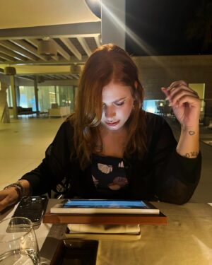 Elísabet Benavent Instagram - Coger fuerzas, dormir, tomar el sol, comer marisco, jugar al chinchón, darse un baño, repetir.
Lo mejor de viajar con tus amigas es que no hay expectativas y puedes ser tú sin más, sin miedo a parecer una aburrida. 
¿Tendréis este verano unos días con vuestros amigos? ¿Quién es vuestra persona preferida para una escapada? Os leo.