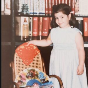 Elísabet Benavent Instagram - Hoy esta nena cumple 40. Y esta nena soy yo.
Por aquí dicen que cuando llegas a esta edad “le das la vuelta al jamón”, que empiezas la segunda mitad de tu vida, y aunque esa idea da vértigo, alguien me ha dicho últimamente que el jamón sigue estando jugosito cuando se empieza por el otro lado.
Supongo que no es por entrar en los cuarenta, que es más bien por la acumulación de años, experiencia, conocimiento, alegrías, penas, tonterías y placeres, pero puedo decir que este año soplo las velas sintiéndome en el mejor momento de mi vida. Aunque no todo vaya bien, pero quizá porque eso mismo ya no significa para mí un descalabro: he entendido que la vida es una continua balanza. Cada día una búsqueda de pequeños brillos, triunfos, alegrías.
Tengo la suerte de cumplir un año más rodeada de muchas personas a las que adoro. A muchos no los veré hoy, pero el viernes brindaremos por todo lo alto. A los que no pueden venir el viernes, los llevaré conmigo y reservaremos la celebración para la próxima.
Este año me he hecho un gran regalo a mí misma, por cierto: concederme la oportunidad de creer en mi fortaleza. Si algo me he demostrado entre los treinta y todos y los cuarenta es que soy mucho más fuerte de lo que creía. Y me doy las gracias.

Muchísimas gracias por todas las felicitaciones que estoy recibiendo. Me es imposible responderos a todos, pero desde aquí mi más sincero agradecimiento.
Os quiero mucho. ❤️