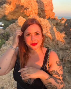 Elísabet Benavent Instagram - Coger fuerzas, dormir, tomar el sol, comer marisco, jugar al chinchón, darse un baño, repetir.
Lo mejor de viajar con tus amigas es que no hay expectativas y puedes ser tú sin más, sin miedo a parecer una aburrida. 
¿Tendréis este verano unos días con vuestros amigos? ¿Quién es vuestra persona preferida para una escapada? Os leo.