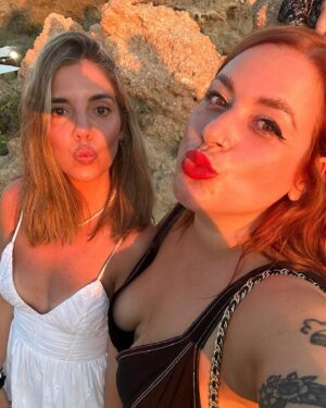 Elísabet Benavent Instagram - Coger fuerzas, dormir, tomar el sol, comer marisco, jugar al chinchón, darse un baño, repetir.
Lo mejor de viajar con tus amigas es que no hay expectativas y puedes ser tú sin más, sin miedo a parecer una aburrida. 
¿Tendréis este verano unos días con vuestros amigos? ¿Quién es vuestra persona preferida para una escapada? Os leo.
