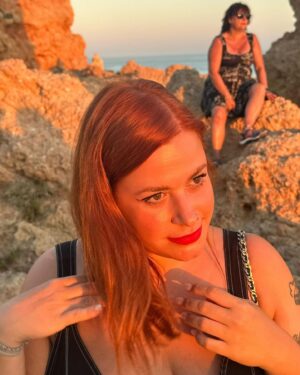 Elísabet Benavent Instagram - Coger fuerzas, dormir, tomar el sol, comer marisco, jugar al chinchón, darse un baño, repetir.
Lo mejor de viajar con tus amigas es que no hay expectativas y puedes ser tú sin más, sin miedo a parecer una aburrida. 
¿Tendréis este verano unos días con vuestros amigos? ¿Quién es vuestra persona preferida para una escapada? Os leo.