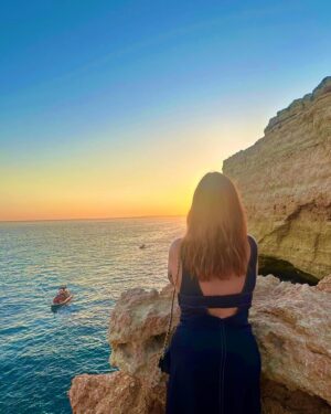 Elísabet Benavent Instagram - Coger fuerzas, dormir, tomar el sol, comer marisco, jugar al chinchón, darse un baño, repetir.
Lo mejor de viajar con tus amigas es que no hay expectativas y puedes ser tú sin más, sin miedo a parecer una aburrida. 
¿Tendréis este verano unos días con vuestros amigos? ¿Quién es vuestra persona preferida para una escapada? Os leo.