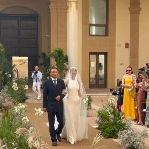 Elisabetta Canalis Instagram - Sicilia, terra dell’amore.. si conclude qui questo viaggio in cui abbiamo celebrato l’Amore e l’amicizia ❤️
Ieri  si sono sposate 2 persone speciali a cui voglio tanto bene .
Cari Pit e Niky ci avete fatto piangere , ridere ballare e mangiare divinamente in questa terra cosi’ magica ed ospitale… 
Wishing you a lifetime of love and happiness 🇨🇳 🇮🇹