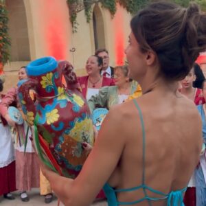 Elisabetta Canalis Instagram - Sicilia, terra dell’amore.. si conclude qui questo viaggio in cui abbiamo celebrato l’Amore e l’amicizia ❤️
Ieri  si sono sposate 2 persone speciali a cui voglio tanto bene .
Cari Pit e Niky ci avete fatto piangere , ridere ballare e mangiare divinamente in questa terra cosi’ magica ed ospitale… 
Wishing you a lifetime of love and happiness 🇨🇳 🇮🇹