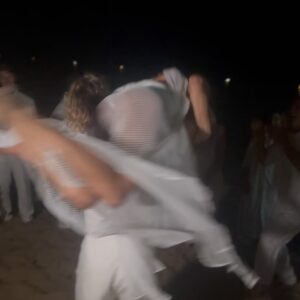 Elisabetta Canalis Instagram - Sicilia, terra dell’amore.. si conclude qui questo viaggio in cui abbiamo celebrato l’Amore e l’amicizia ❤️
Ieri  si sono sposate 2 persone speciali a cui voglio tanto bene .
Cari Pit e Niky ci avete fatto piangere , ridere ballare e mangiare divinamente in questa terra cosi’ magica ed ospitale… 
Wishing you a lifetime of love and happiness 🇨🇳 🇮🇹
