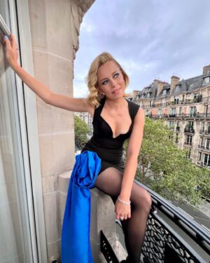 Elizabeth Banks Instagram - Paris, I love you. 🖤💙 Thank you @vogue @louisvuitton and @fondationlv for a beautiful night. Let the games begin..

styling: @erinwalshstyle
dress: @harbison.studio 
tights: @wolford 
bag & shoes: @jimmychoo 
hair: @pauljoneshair 
makeup: @taliasparrowmakeup
jewelry: @grownbrilliance via @megamegaprojects