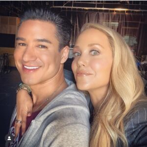 Elizabeth Berkley Instagram - Here we goooo @fanexpochicago ! Come see me and @mariolopez in CHICAGO today ! Can’t wait to meet you all! Thx @primetimeappearances ❤️ 
PS… anyone have caffeine pills? 💊😆🤣