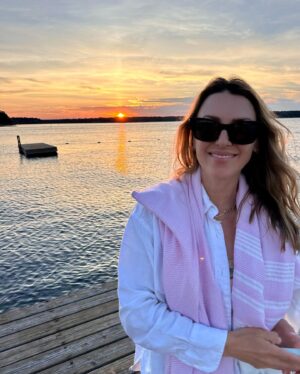 Elizabeth Hendrickson Instagram - The perfect day to celebrate being born❤️ 
Jojo thinks I’m 25 years old and i’m rolling with it. ✌🏻