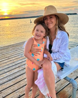 Elizabeth Hendrickson Instagram - The perfect day to celebrate being born❤️ 
Jojo thinks I’m 25 years old and i’m rolling with it. ✌🏻
