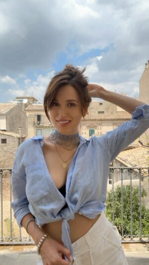 Elizabeth Kopecká Instagram - Hair Up or Down? 🤔 vlasy nahoru nebo rozpuštěné?