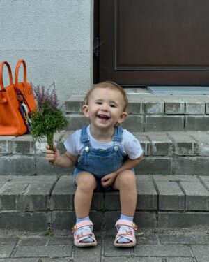 Elizaveta Gyrdymova Instagram - Сегодня Ниночке 2 годика и она очень любит холодный борщ, лошадей, сумки, бусы, карусели, паравозики, baby shark, синий трактор, летать на самолетах, играть на пианино, есть сливочное масло ложками, прыгать, петь, рисовать, задувать свечки, любит мягкие игрушки, сок, фруктовые батончики, звёздочки, маму и папу! Давайте всего этого ей и пожелаем в день рождения)