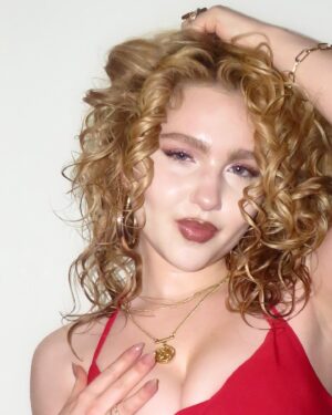 Ella Anderson Instagram - flash on, fresh face