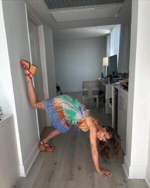 Ella Purnell Instagram - i went on a girls trip to miami and I still don’t understand twerking but boy are we tanned