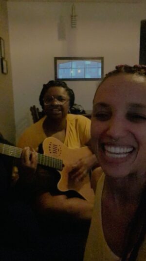 Ellen Oléria Instagram - “Quem tem o molho tem o molho, né?”
Desde a primeira vez que escutei Ellen cantando essa música, chapei nesse groove de mão direita!
“Essa danada tem o molho”!!! ( madeira rs)
Não tem uma vez que nos encontramos que eu não peça prá ela jogar esse suingue no ar aí prá eu dar uma respirada! haha

@ellenoleria é uma das artistas que mais admiro nesse mundo e uma das que mais escutei também. Ela acompanhou minha primeira viagem prá Barcelona e foi a trilha sonora de grandes coisas que vivi por aqui, tanto que hoje vivo nesse lugar. E Ellen…
…é uma das minhas casas no mundo, Graças a Deusa. 

Amo ir descobrindo de onde a gente se conhece. 
Amo você, mana. 
Que a Deusa siga abençoando tua vida, teu som…tudo. 
BOM TUDO, meu amor!!!

______________________________

"¿Quién tiene el sabor, tiene el sabor, ¿verdad?"
Desde la primera vez que escuché a Ellen cantar esta canción, ¡me enganché con ese groove de la mano derecha!
“¡Esta chica tiene el sabor!”
¡No hay una vez que nos encontremos en la que no le pida que tire ese swing al aire para que yo pueda respirar! jaja

Ellen es una de las artistas que más admiro en este mundo y también una de las que más he escuchado. Ella acompañó mi primer viaje a Barcelona y fue la banda sonora de grandes cosas que viví aquí, tanto que hoy vivo en este lugar. Y Ellen...
...es una de mis hogares en el mundo, gracias a la Diosa.

Me encanta descubrir poco a poco de dónde nos conocemos.
Te amo, hermana.
Que la Diosa siga bendiciendo tu vida, tu música... todo.
¡BOM TUDO, mi amor!

Canción: Camanducaia - 

#afropop #ellenoleria #annatrea #groove #afrogroove #guitargroove #afroguitar #guitarrabrasilena #guitarraafro #fingerstyle #suingue