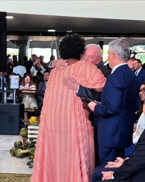 Ellen Oléria Instagram - é sempre emocionante cantar o hino nacional. esse é um momento em que nos unimos além de nossos marcadores sociais. nos identificamos com a nossa cultura, nos conectamos como conterrâneos. dividindo o mesmo lugar e o mesmo tempo. cantar o hino no lançamento do plano safra foi muito bonito. esse foi um momento de muita esperança pra nossa gente. viva a agricultura familiar! que haja espaço pra todos e todas. e ainda dei um abraço na @janjalula e no @lulaoficial amor💚💛❤️