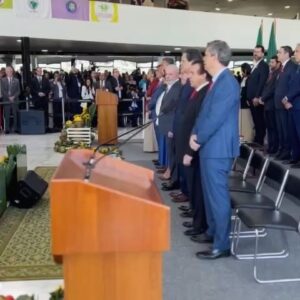 Ellen Oléria Instagram - é sempre emocionante cantar o hino nacional. esse é um momento em que nos unimos além de nossos marcadores sociais. nos identificamos com a nossa cultura, nos conectamos como conterrâneos. dividindo o mesmo lugar e o mesmo tempo. cantar o hino no lançamento do plano safra foi muito bonito. esse foi um momento de muita esperança pra nossa gente. viva a agricultura familiar! que haja espaço pra todos e todas. e ainda dei um abraço na @janjalula e no @lulaoficial amor💚💛❤️