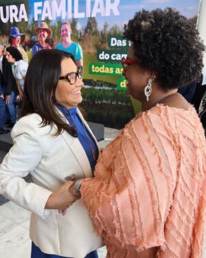 Ellen Oléria Instagram - é sempre emocionante cantar o hino nacional. esse é um momento em que nos unimos além de nossos marcadores sociais. nos identificamos com a nossa cultura, nos conectamos como conterrâneos. dividindo o mesmo lugar e o mesmo tempo. cantar o hino no lançamento do plano safra foi muito bonito. esse foi um momento de muita esperança pra nossa gente. viva a agricultura familiar! que haja espaço pra todos e todas. e ainda dei um abraço na @janjalula e no @lulaoficial amor💚💛❤️
