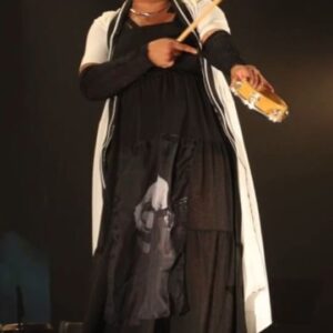Ellen Oléria Instagram - Nesta quinta, tivemos a primeira sessão de "Pega, Mata e Come: 60 anos de Opinião". O espetáculo mistura teatro e música, e apresenta uma montagem livremente inspirada no "Show Opinião", musical histórico dirigido por Augusto Boal, que foi a primeira resposta estética contra o golpe civil-militar de 1964 no Brasil. 

Veja no vídeo alguns trechos da apresentação, que mistura cenas e canções do espetáculo original, com músicas dos artistas convidados. O elenco é formado por Alessandra Leão (@alessandra_leao), Xis (@apelidadoxis), Paulo Tó (@_pauloto), Ellen Oléria (@ellenoleria ), Xeina Barros (@xeinabarros), com participação especial de Cecília Boal (@ceciliatboal). A idealização e concepção do espetáculo é do Instituto Augusto Boal (@instaugustoboal), com a direção de Jé Oliveira (@je_oliveiraaaa), dramaturgia de Mariana Mayor (@mariana.mayor) e Julian Boal (@julianboal).

Não perca a última sessão na sexta (5/4), às 21h, com ingressos à venda nas bilheterias e no site sescsp.org.br/vilamariana. 

A montagem integra a programação do "Territórios do Lembrar", projeto do Sesc Vila Mariana que pretende contribuir para o debate público em torno das questões da memória e do patrimônio histórico, no ano em que o Brasil rememora os 60 anos do golpe civil-militar. 

#pratodomundover vídeo que mostra trechos do espetáculo no palco do teatro, em que os artistas convidados se apresentam com figurinos nas cores branca e preta, ilustrados com imagens dos artistas participantes do espetáculo original. 

📷Rachel Sciré 🎥@natidangelo__

#TerritóriosDoLembrar #show #Opinião #música #teatro #AugustoBoal #ingressos #SescVilaMariana