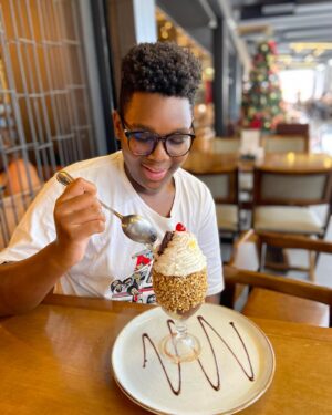 Ellen Oléria Instagram - obrigada brasília! foi linda nossa passagem por aí. rapidinho e gostoso. já estamos de volta. 
alô são paulo! 
teremos réveillon na paulista. vejo vocês lá. o #bailedosimonal vai ser super alto astral! 🎉 🍾 🥂