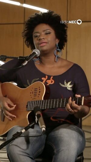 Ellen Oléria Instagram - É nascida em Taguatinga, no DF, a dona de um sorriso aberto e uma das vozes mais marcantes dos últimos anos. Ellen Oléria é uma multiartista! Constrói carreira plural, como apresentadora, atriz, intérprete e compositora. No repertório, traz diversidade de estilos e o regionalismo brasileiro do congado, afoxés e do carimbó.

Salve Ellen!

Zumbi | Jorge Ben Jor🎶

📹 Acervo EBC/ TV Brasil/ Segue o Som