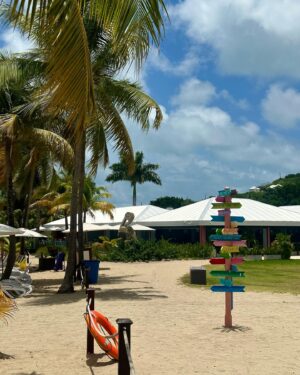 Ellie Brown Instagram - On island time 🌴