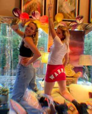Ellie Goulding Instagram - ♥️✌🏼💗💕✌🏼♥️