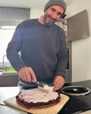 Elmar Paulke Instagram - Ok, nicht perfekt, aber für Platz 2 beim Großen Backen reichts immer 😂🎯✌🏻

Schwarzwälderkirschtorte mit fertigem Boden ☝🏻😇

Ich hätte gerne ein wenig Lob bitte😁