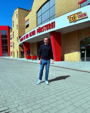 Elmar Paulke Instagram - Union Darts Open 2024. 45 Teams (Sponsoren @1.fcunion), haben großen Spaß hier in der Alten Försterei. Jedes Team hat Fans mitgebracht, knapp 300 Leute sind hier. Ist geil!!! 🎯💪